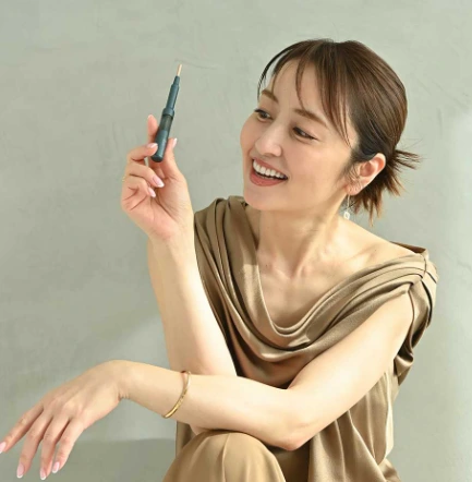 フェイスポインターを持つ矢田亜希子さん
